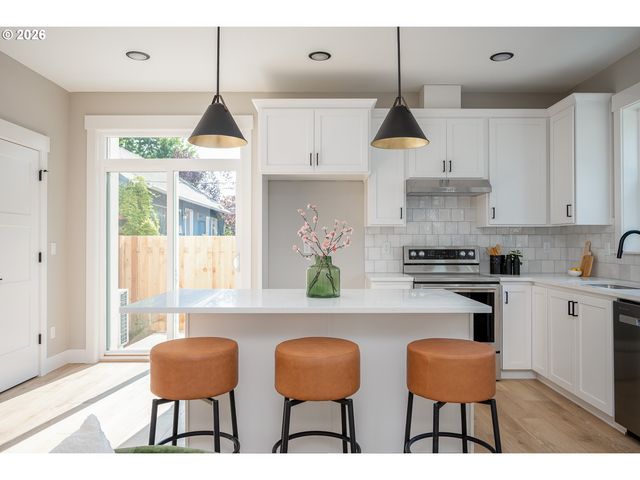 8431 Ne Hassalo St, Portland, OR 97220