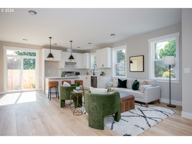8431 Ne Hassalo St, Portland, OR 97220