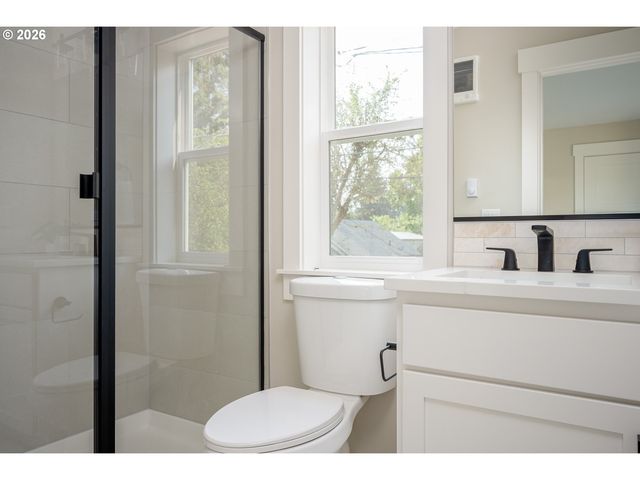 8431 Ne Hassalo St, Portland, OR 97220