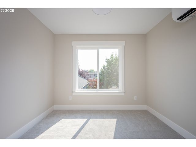 8431 Ne Hassalo St, Portland, OR 97220