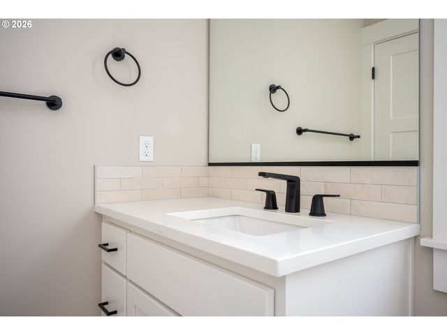 8431 Ne Hassalo St, Portland, OR 97220