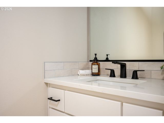 8431 Ne Hassalo St, Portland, OR 97220