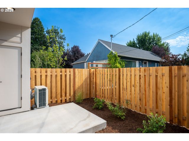 8431 Ne Hassalo St, Portland, OR 97220
