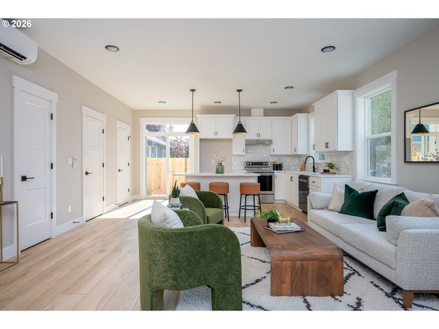 8431 Ne Hassalo St, Portland, OR 97220