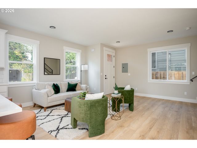 8431 Ne Hassalo St, Portland, OR 97220