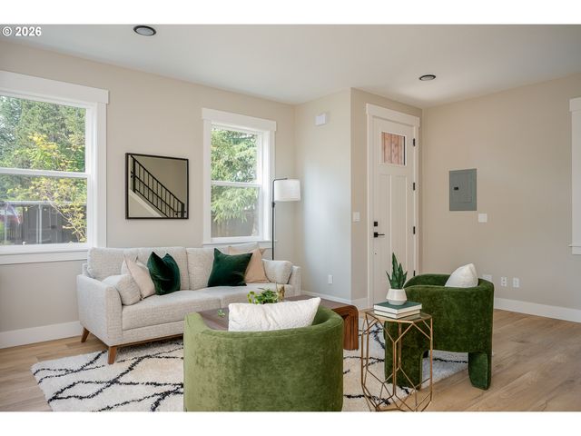 8431 Ne Hassalo St, Portland, OR 97220