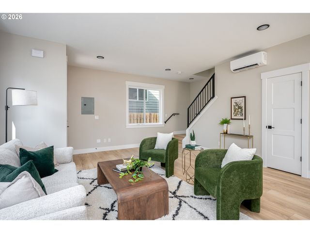 8431 Ne Hassalo St, Portland, OR 97220
