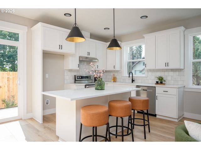 8431 Ne Hassalo St, Portland, OR 97220