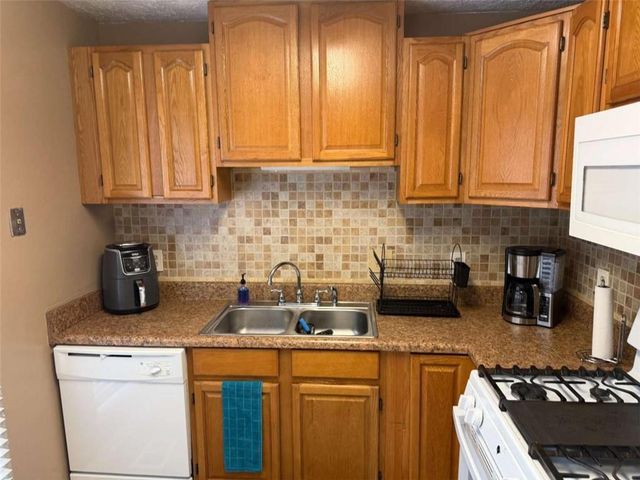 909 Forest Pointe Way, Jonesboro, GA 30238