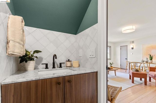 7403 Skyline Blvd, Oakland, CA 94611