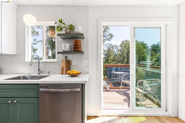 7403 Skyline Blvd, Oakland, CA 94611