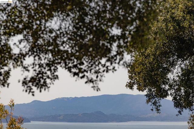 7403 Skyline Blvd, Oakland, CA 94611