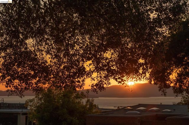 7403 Skyline Blvd, Oakland, CA 94611