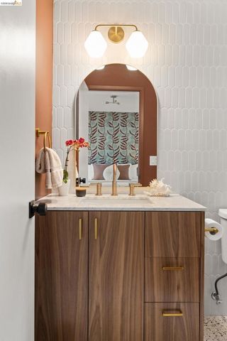 7403 Skyline Blvd, Oakland, CA 94611