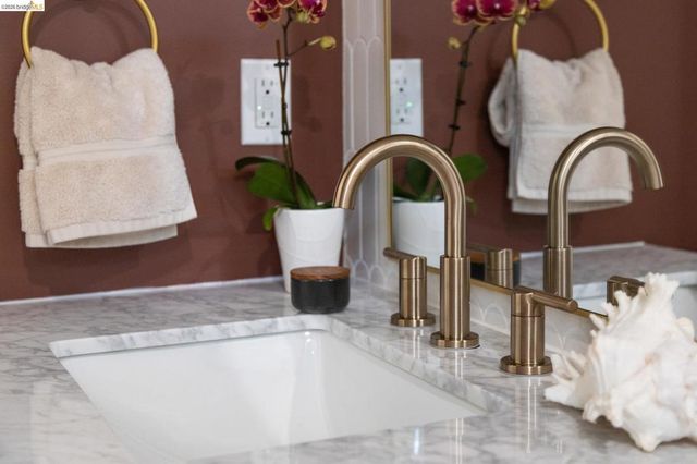 7403 Skyline Blvd, Oakland, CA 94611