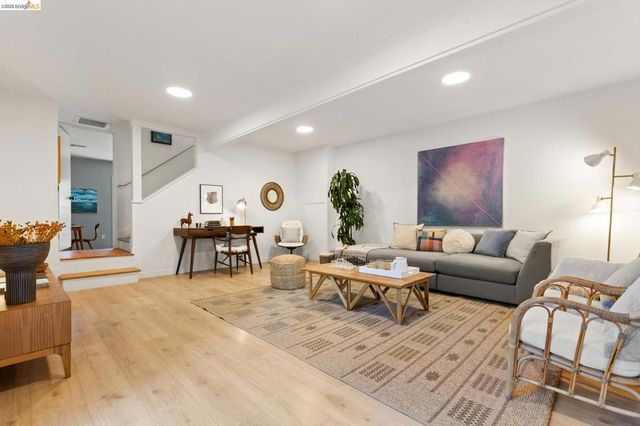 7403 Skyline Blvd, Oakland, CA 94611