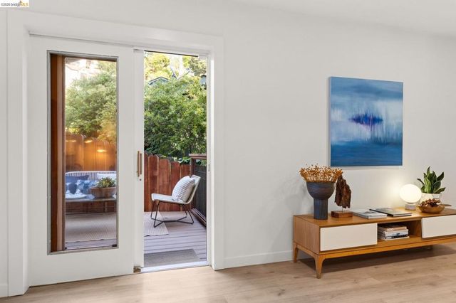 7403 Skyline Blvd, Oakland, CA 94611