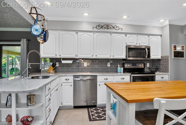 6282 Peach Drive, Independence Charter Township, MI 48346