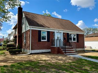 48 79th Avenue, New Hyde Park, NY 11040