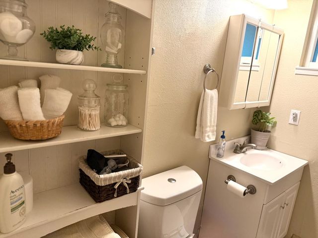 1030 N Stover, Visalia, CA 93292