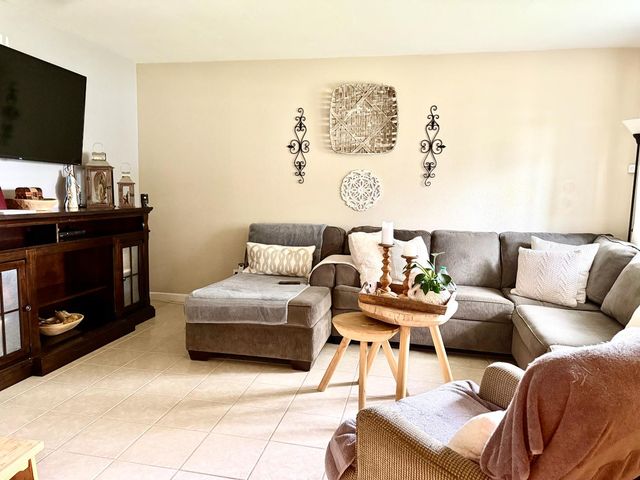 1030 N Stover, Visalia, CA 93292