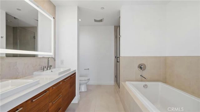9 MacArthur Place N2002, Santa Ana, CA 92707
