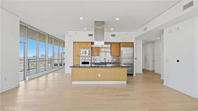 9 MacArthur Place N2002, Santa Ana, CA 92707