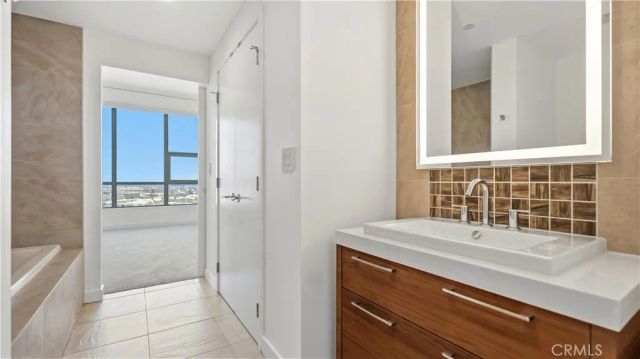 9 MacArthur Place N2002, Santa Ana, CA 92707