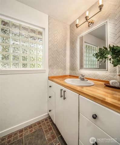 11517 Tyler Place NE, Bainbridge Island, WA 98110