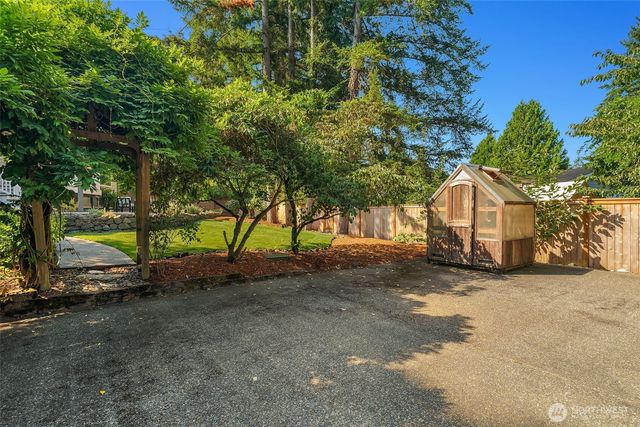 11517 Tyler Place NE, Bainbridge Island, WA 98110