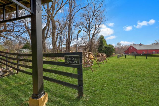40325 CHARLES TOWN PIKE, Hamilton, VA 20158