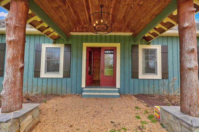 40325 CHARLES TOWN PIKE, Hamilton, VA 20158
