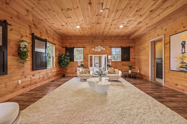 40325 CHARLES TOWN PIKE, Hamilton, VA 20158
