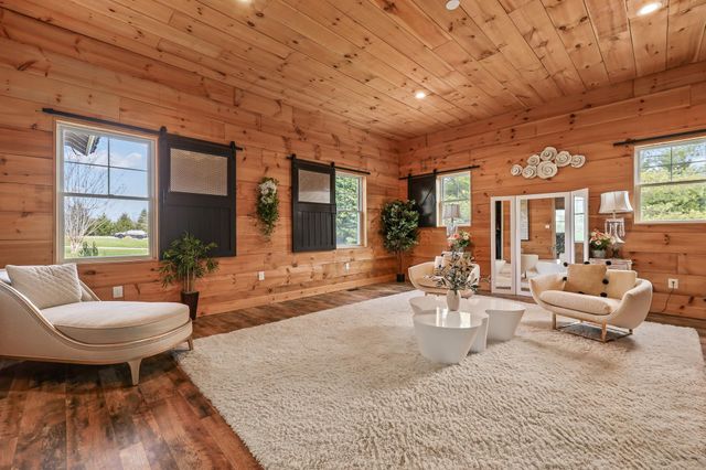 40325 CHARLES TOWN PIKE, Hamilton, VA 20158