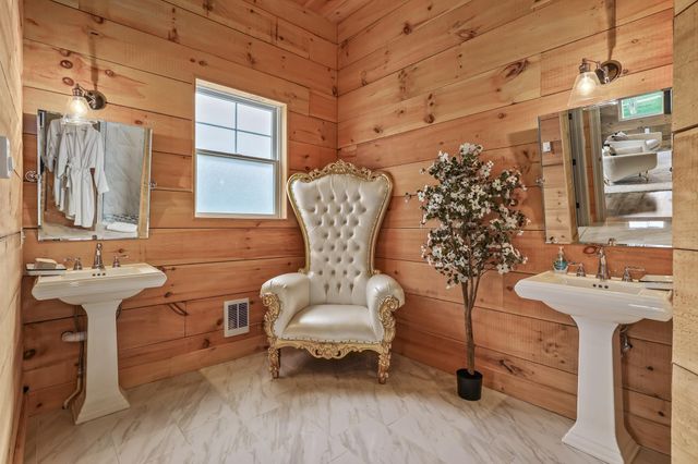 40325 CHARLES TOWN PIKE, Hamilton, VA 20158