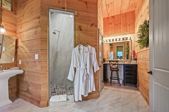 40325 CHARLES TOWN PIKE, Hamilton, VA 20158