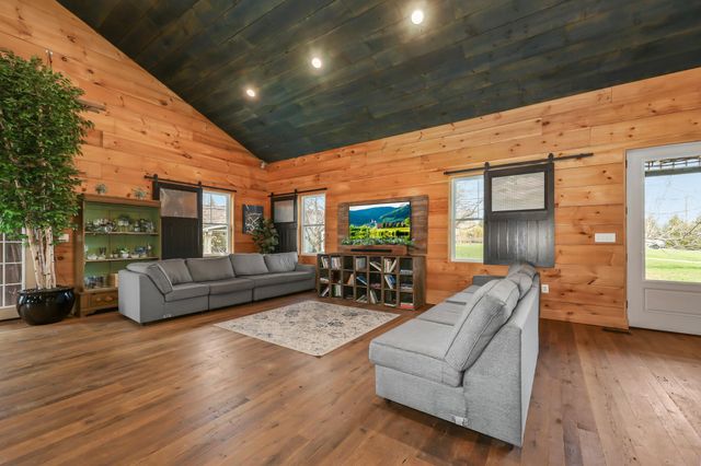 40325 CHARLES TOWN PIKE, Hamilton, VA 20158