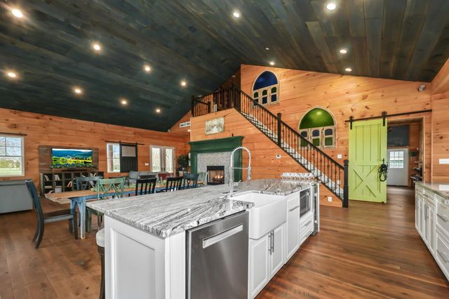 40325 CHARLES TOWN PIKE, Hamilton, VA 20158