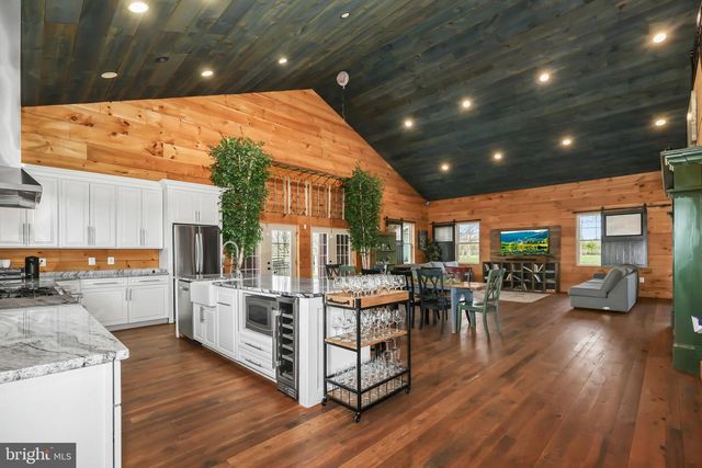 40325 CHARLES TOWN PIKE, Hamilton, VA 20158