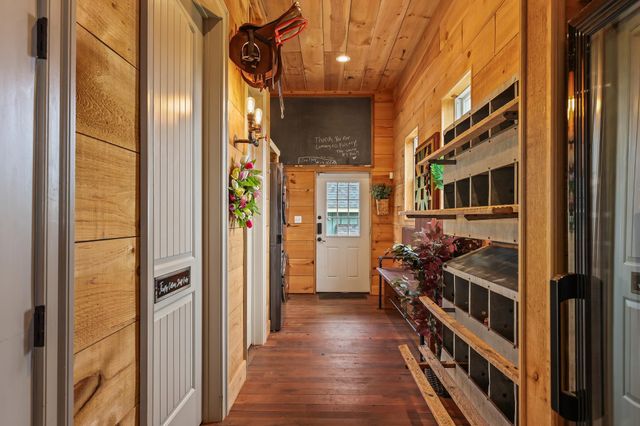 40325 CHARLES TOWN PIKE, Hamilton, VA 20158