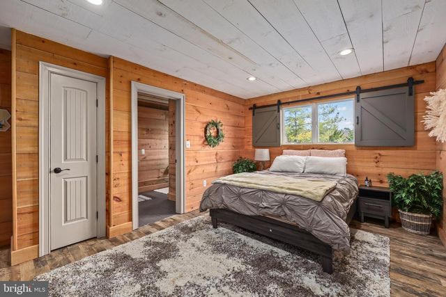 40325 CHARLES TOWN PIKE, Hamilton, VA 20158