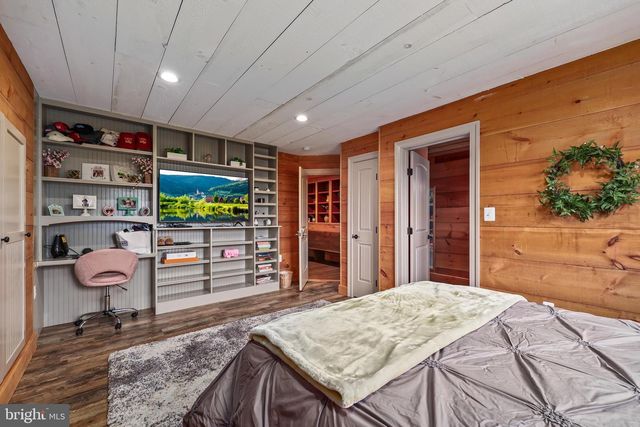 40325 CHARLES TOWN PIKE, Hamilton, VA 20158