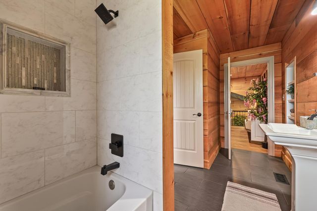 40325 CHARLES TOWN PIKE, Hamilton, VA 20158