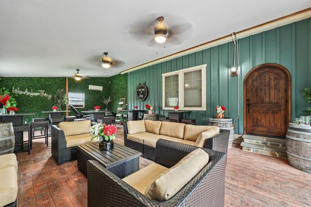 40325 CHARLES TOWN PIKE, Hamilton, VA 20158