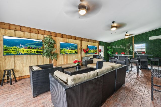 40325 CHARLES TOWN PIKE, Hamilton, VA 20158