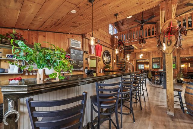 40325 CHARLES TOWN PIKE, Hamilton, VA 20158