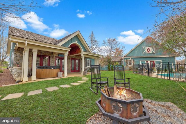 40325 CHARLES TOWN PIKE, Hamilton, VA 20158