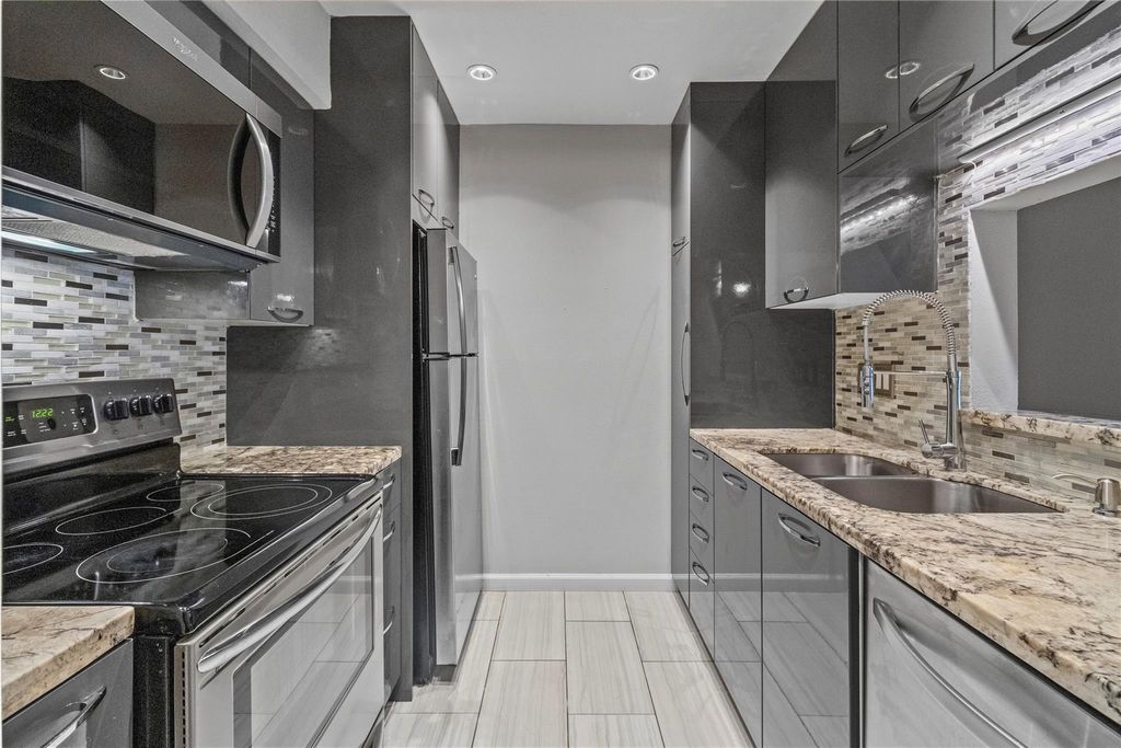 4627 Wild Indigo Street 604, Houston, TX 77027