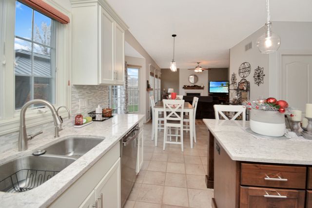 10 Deerfield Court, Bloomington, IL 61705