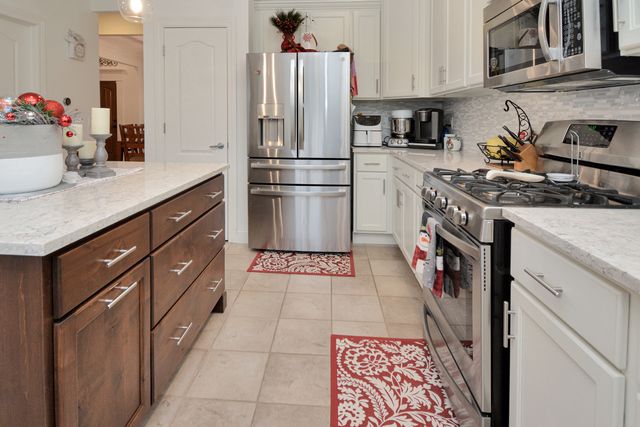 10 Deerfield Court, Bloomington, IL 61705